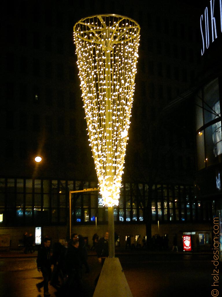 Weihnachtsbeleuchtung an der Mannerheimintie vor dem Kaufhaus Sokos
